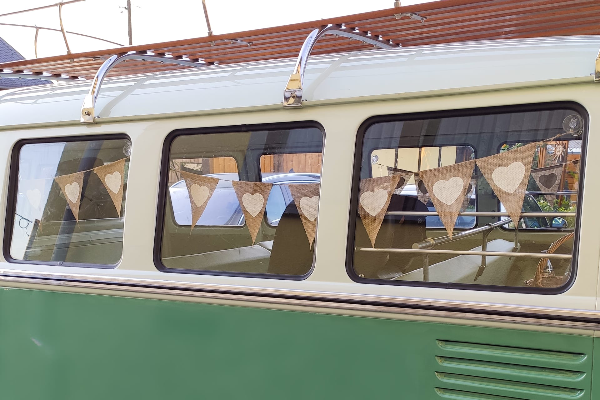 Autodekoration Basic aus Jute Girlanden mit Herzen an den Fenstern eines VW Bulli als Geburtstags Überraschung
