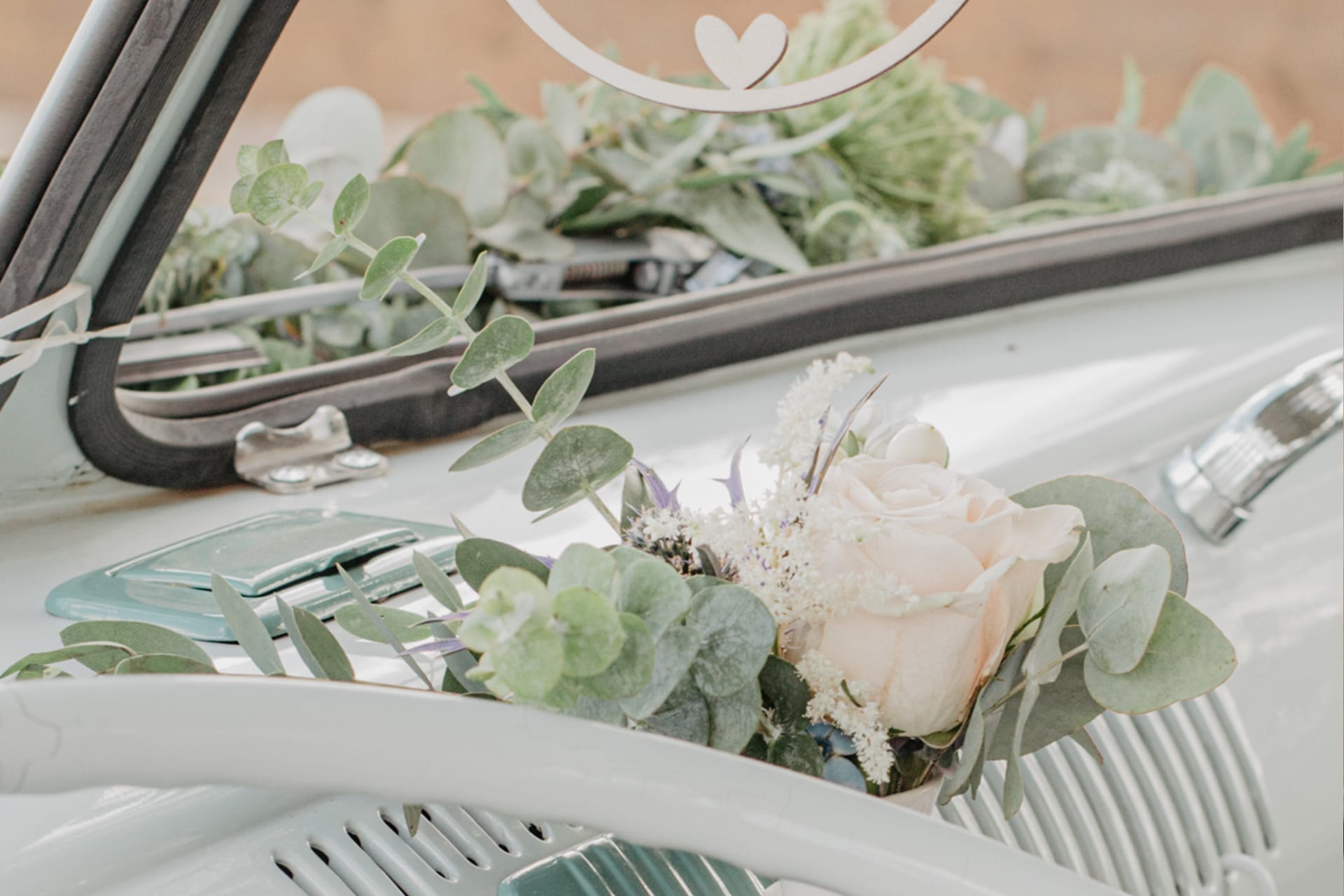 Autovase mit echten Blumen Rosen Eukalyptus im VW Bulli Armatur Ausstellfenster