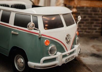 Kinderbulli mit elektrischem Antrieb in lindgrün weiß original Nachbau vom VW T1 Bus Doppelsitzer Elektroauto