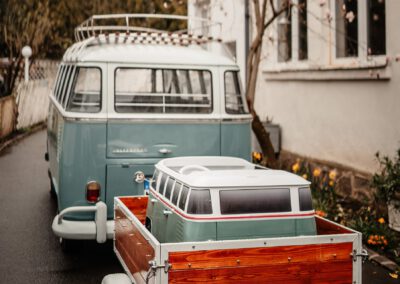 VW T1 Bus mit Anhänger und Kinderbulli im Gespann für Transport Retro restauriert lindgrün papyrusweiß holz lackiert gepulvert