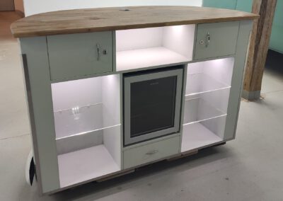 mobile Bar oder Tresen aus Holz mit Staufächern, abschliessbaren Schubladen auf der Rückseite, integriertem Kühlschrank und indirektem Licht